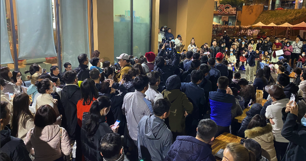 Phụ huynh trắng đêm chen chân xếp hàng mua hồ sơ vào lớp 1