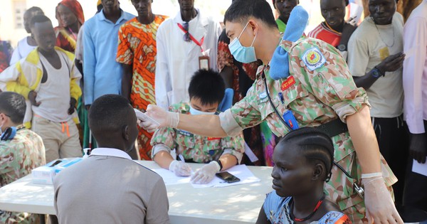 Bệnh viện dã chiến mũ nồi xanh khám bệnh, tặng quà người dân Nam Sudan