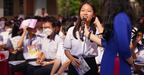 "ĐƯA TRƯỜNG HỌC ĐẾN THÍ SINH": Học ngành nào để thăng tiến nhanh, thu nhập cao?