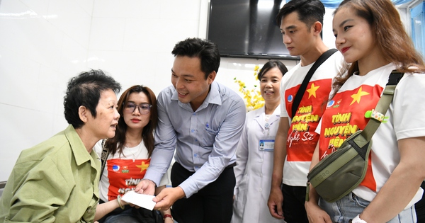 Đang nằm viện vẫn được cắt tóc miễn phí, xem văn nghệ