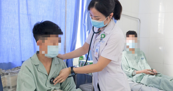Bốn học sinh nhập viện cấp cứu sau 1 giờ hút thuốc lá điện tử