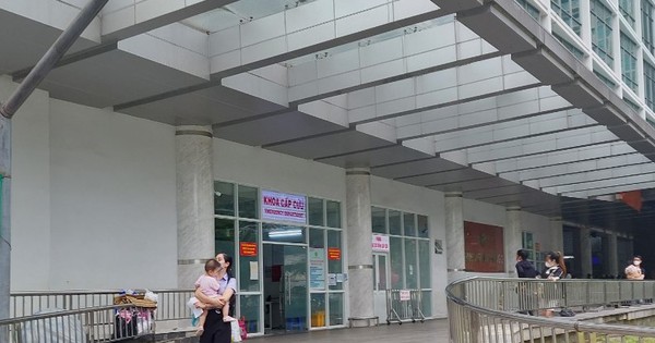 Đang chơi trước nhà, cháu bé 5 tuổi bị xe cán qua người