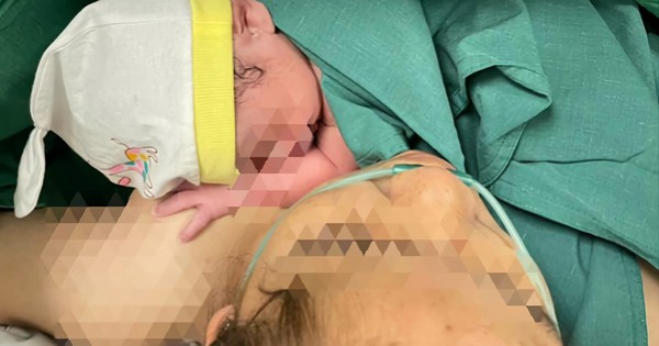 Thiếu nữ 15 tuổi sinh con