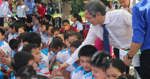 Ngành giáo dục chậm đấu thầu, học sinh Quảng Nam chưa được uống sữa học đường