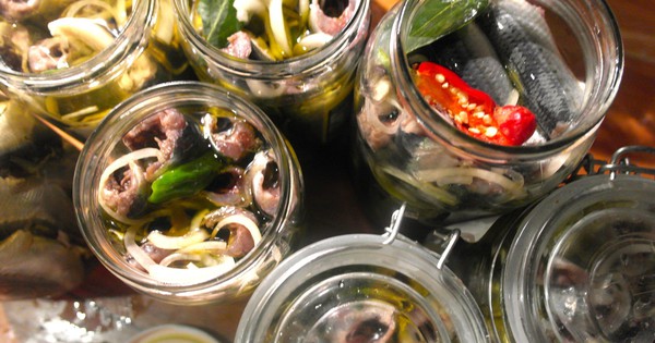 Pháp: 15 người chết và nhập viện nghi ngờ do cá mòi "nhà làm"