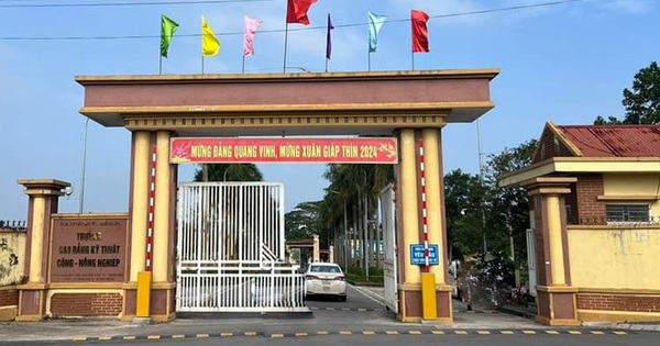 (NLĐO) - Giáo viên dạy lái xe vi phạm nồng độ cồn đã bị Chủ tịch tỉnh Quảng Bình ra quyết định xử phạt hành chính 35 triệu đồng và tước quyền sử dụng giấy phép lái xe 23 tháng.