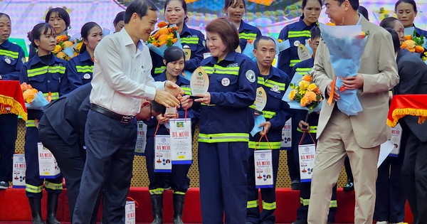 Quyền Bí thư Tỉnh ủy Lâm Đồng tặng nước mắm cho công nhân môi trường Đà Lạt