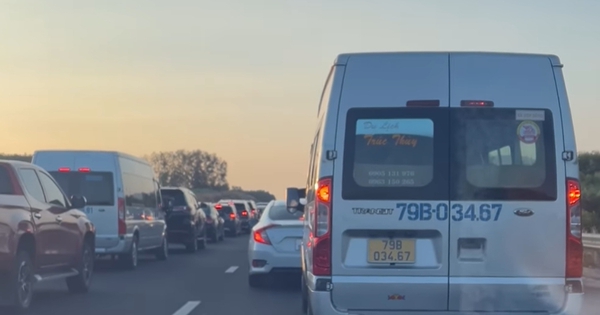 (NLĐO)- Năm ô tô va chạm liên hoàn trên đường cao tốc Phan Thiết - Dầu Giây khiến giao thông ùn ứ 3 km trên địa phận huyện Cẩm Mỹ, tỉnh Đồng Nai.