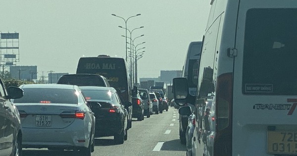 (NLĐO) - Vụ tai nạn liên hoàn giữa 4 ô tô trên cao tốc TP HCM – Long Thành – Dầu Giây khiến giao thông ùn ứ kéo dài hơn 10km.
