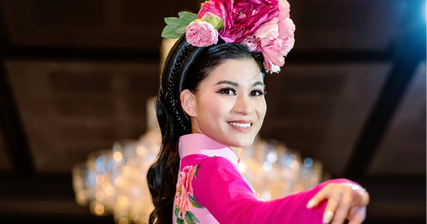 Hoa hậu Nguyễn Trang làm vedette khi diễn BST áo dài