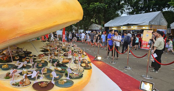 TP HCM: Người dân xếp hàng thưởng thức đủ loại bánh mì tại lễ hội Bánh mì Việt Nam