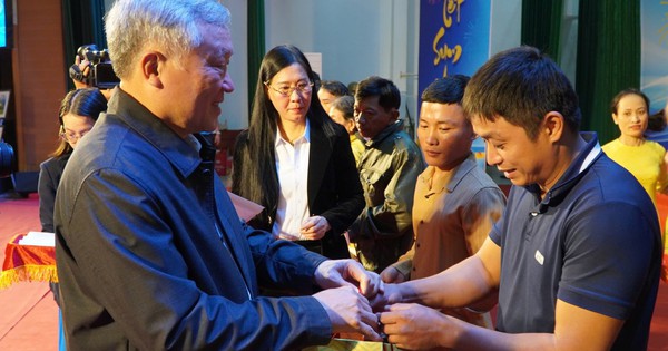 Phó Thủ tướng Nguyễn Hòa Bình dự "Tết sum vầy - Xuân ơn Đảng" năm 2025 tại Quảng Ngãi