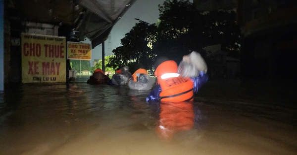 Mỗi giờ lũ xuống 6 cm, hàng ngàn ngôi nhà ở Huế vẫn ngập sâu