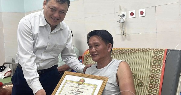 Khen thưởng 2 người hùng lao ra biển cứu người giữa sóng gió ở Lý Sơn