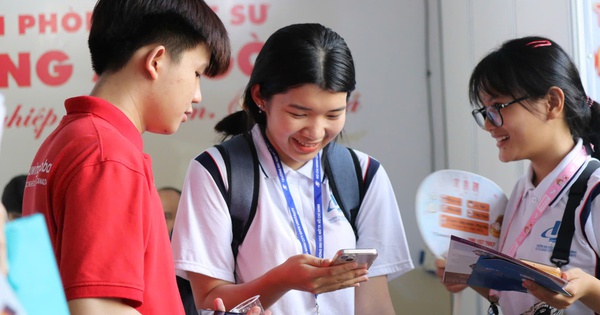 Tân sinh viên gặp CSGT nên bình tĩnh hỏi: “Em vi phạm gì?"