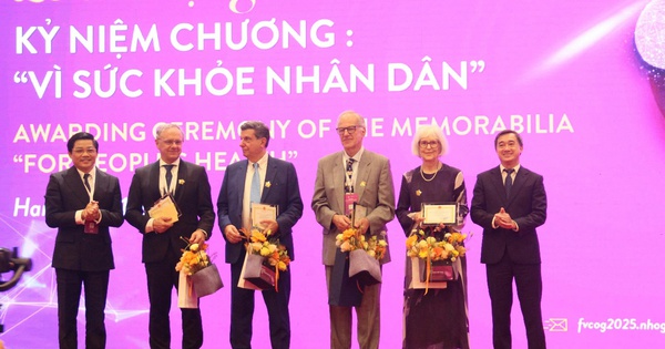 Bốn chuyên gia quốc tế nhận Kỷ niệm chương “Vì sức khỏe Nhân dân”
