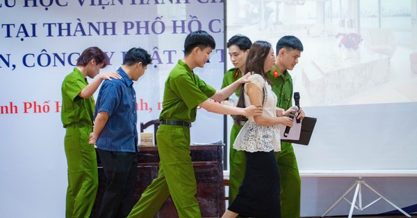 Sinh viên “biến hình" thành cảnh sát, người bán hàng để hiểu rõ pháp luật