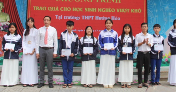 Báo Người Lao Động trao 100 suất học bổng cho học sinh nghèo ở vùng cao Quảng Trị