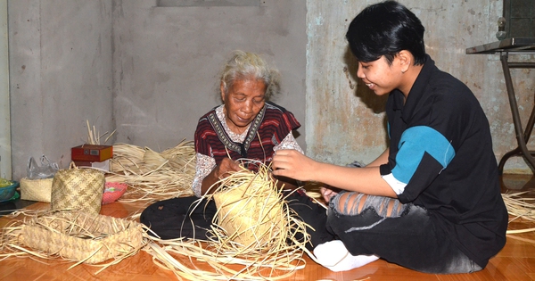 "Sống dậy" nghề đan lát của người Châu Ro xưa