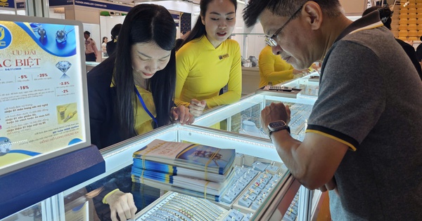 Giá vàng hôm nay 10-11: Vừa mở cửa, tăng trở lại