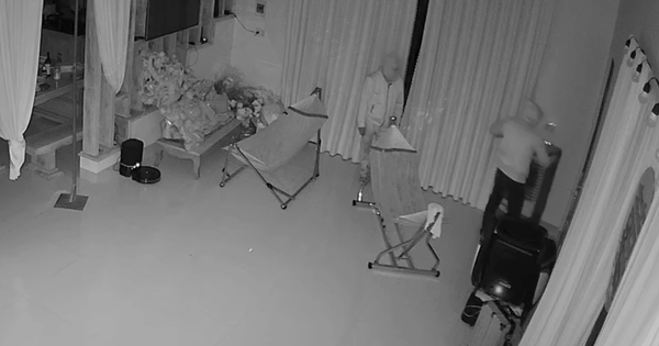 CLIP: 2 đối tượng bịt mặt, cầm hung khí đột nhập vào nhà dân trộm hơn nửa tỉ đồng