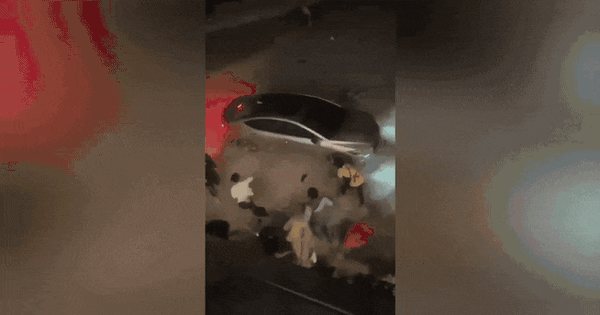 Xôn xao clip nhóm người vây đập ô tô, tài xế cho xe tiến lùi 'điên loạn'