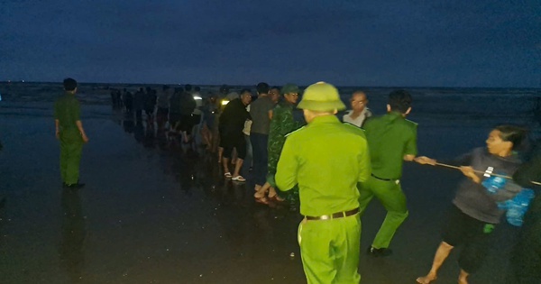 Thuyền bị sóng đánh chìm, con trai bơi được vào bờ, người cha mất tích