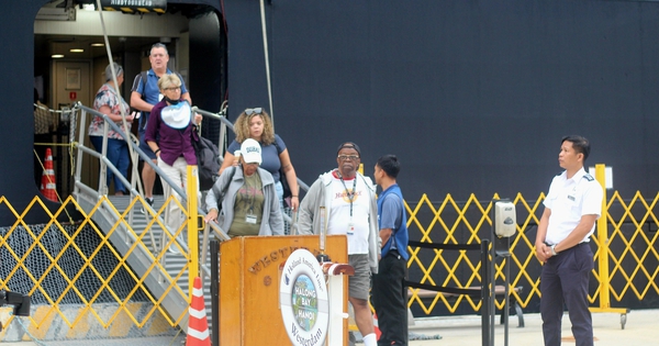 Hai siêu du thuyền hạng sang đưa 3.100 khách du lịch quốc tế đến Quảng Ninh