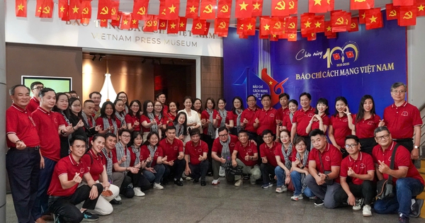 Đoàn cán bộ tuyên giáo, dân vận, báo chí, xuất bản TP HCM thăm Bảo tàng Báo chí Việt Nam