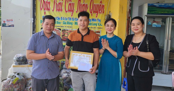 Chủ tịch Phú Quốc tặng giấy khen cho người bán trái cây đã từ chối nhận tiền cảm ơn từ du khách