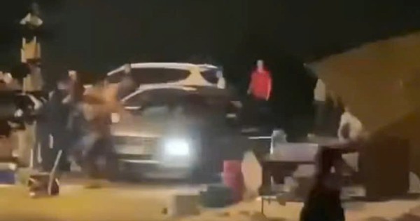 Xôn xao clip hàng chục người bao vây đập phá xe ô tô, tài xế tông xe “điên loạn”