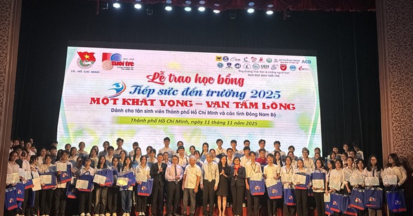 Mẹ xuất hiện bất ngờ, nữ sinh viên y dược bật khóc