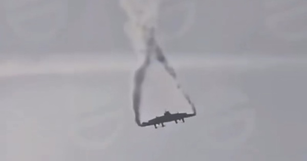 Máy bay quân sự Thổ Nhĩ Kỳ vỡ tan giữa không trung