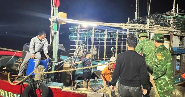 Một tàu cá kịp cứu 7 người trên biển