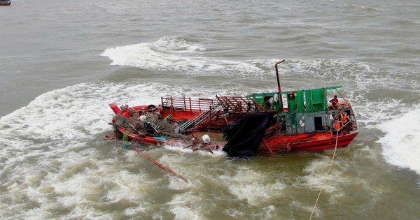 Thót tim cảnh sóng dữ nhấn chìm tàu cá cùng 8 ngư dân trước cửa biển Nhật Lệ