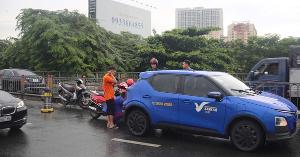 Mưa kéo dài ở TPHCM sáng nay: Va chạm, đường ngập, giao thông ùn tắc khắp nơi