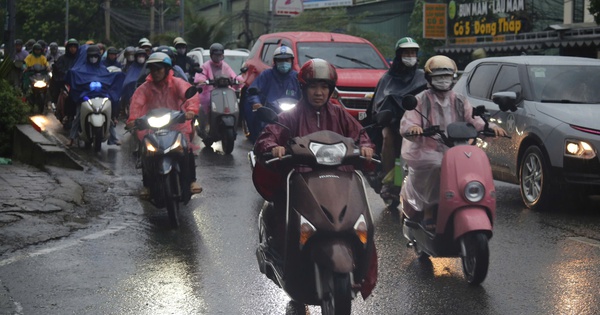 Thời tiết hôm nay: TP HCM bất ngờ mưa lớn, sấm sét khắp nơi