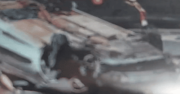 Xe con tông biển báo lật ngửa trên Quốc lộ 1, tài xế tử vong