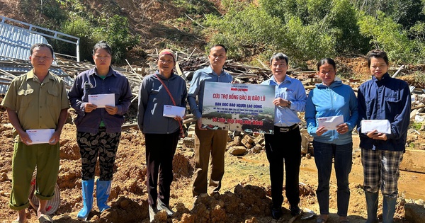 Trao 250 triệu đồng bạn đọc Báo Người Lao Động ủng hộ người dân bị thiệt hại do thiên tai