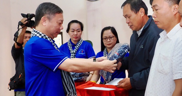 Đoàn công tác TPHCM mang quà nghĩa tình về với quê hương cách mạng Phú Đình, Thái Nguyên