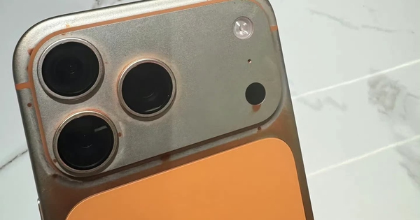 Xôn xao vụ iPhone 17 Pro Max màu cam vũ trụ bị tróc sơn do "lau bằng khăn  ướt"
