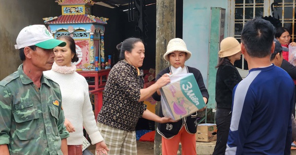 Nhà chưa ráo nước, người dân "rốn lũ" Huế rủ nhau hỗ trợ đồng bào Nam Trung bộ