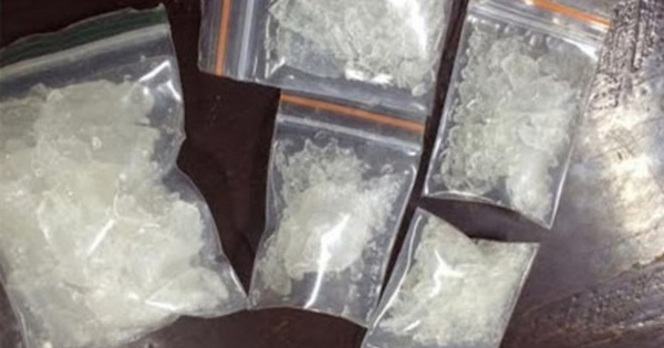 Nhân viên bảo vệ tổ chức "bay lắc" trong trường học