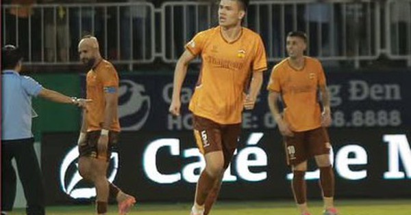 Trung vệ cao 1,96 m giúp Hoàng Anh Gia Lai thoát thua trên sân nhà