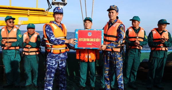 Chính ủy Vùng Cảnh sát biển 3 trực tiếp ra vùng biển giáp ranh kiểm tra công tác phòng chống IUU