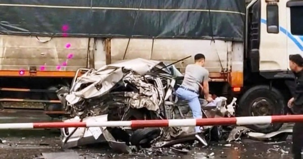 Vụ xe con bị vò nát: Thiết kế "mềm" giúp tài xế thoát chết