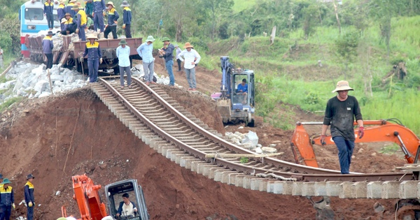Khẩn trương khắc phục "cầu treo" ray đường sắt sau bão số 13 Kalmaegi