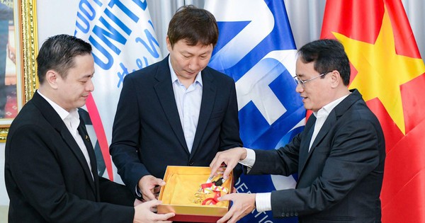 PNJ, Báo Tuổi Trẻ tặng HLV Kim Sang Sik huy chương làm từ 33 chỉ vàng 24K