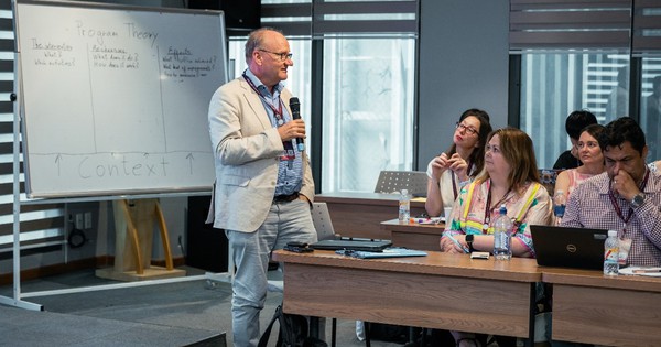 UEH.ISB trở thành điểm hội tụ của học giả toàn cầu về công việc và sức khỏe tinh thần