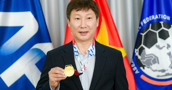 Vô địch SEA Games 33, HLV Kim Sang-sik nhận huy chương 33 chỉ vàng 24K